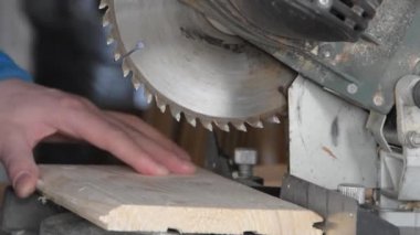 makine aracı dairesel testere testeresi testereyi kesen adam.