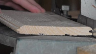 makine aracı dairesel testere testeresi testereyi kesen adam.