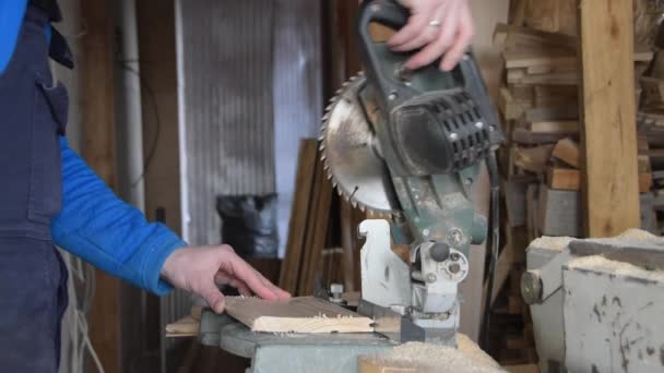 Máquina herramienta circular sierra mitra corte aserrado tablero hombre . — Vídeo de stock