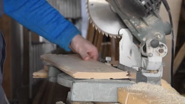 Machine gereedschap cirkelzaag miter zagen Board man. — Stockvideo