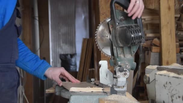 Obráběcí stroje kruhová pila miter řezání pilový deska muž. — Stock video