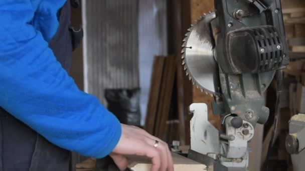 Machine tool circular saw miter cutting sawing Board man. — Stock Video