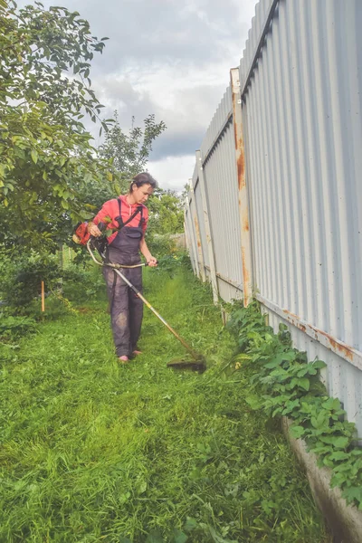 Trabajadora Corta Hierba Con Una Podadora Jardín — Foto de Stock