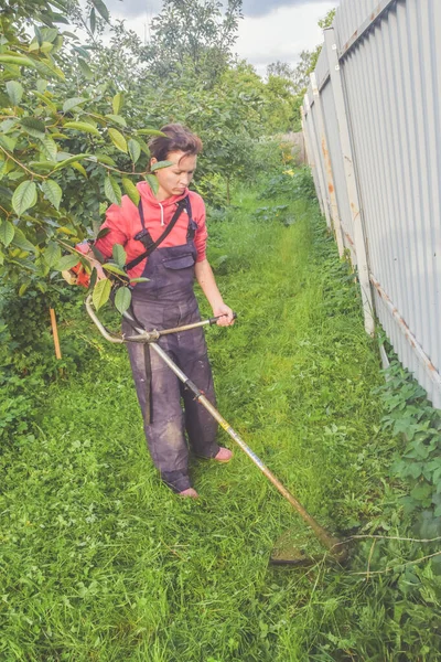 Female Worker Mows Grass Trimmer Garden — Stock Photo, Image