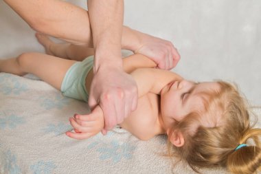 Doktorun ameliyat masasında bir çocuğu var.