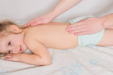 Doktorun ameliyat masasında bir çocuğu var.