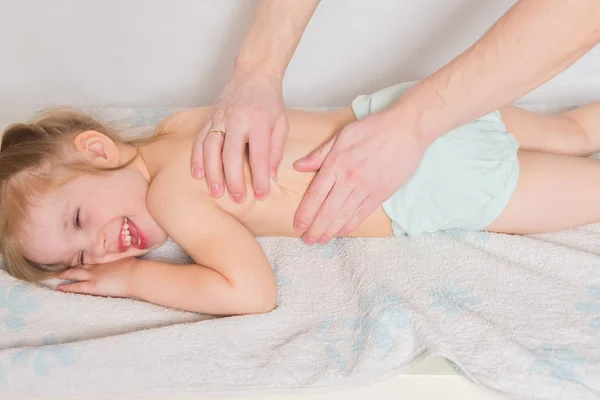 Médecin Enfant Sur Table Massage Sur Procédure — Photo