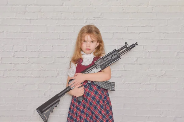 穿着校服 拿着武器的孩子 — 图库照片