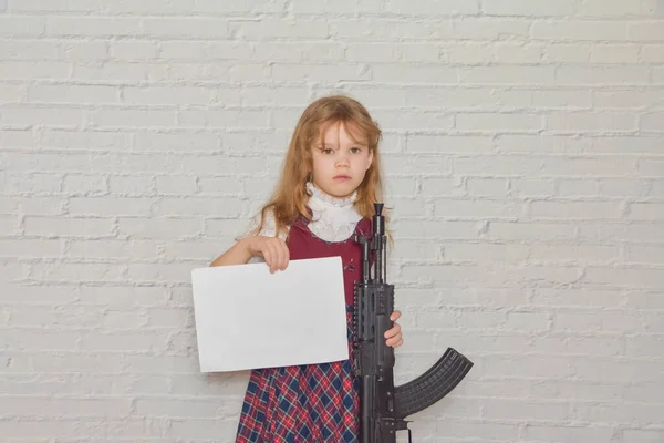 Ребенок Школьной Форме Оружием — стоковое фото