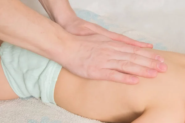 Médecin Enfant Sur Table Massage Sur Procédure — Photo