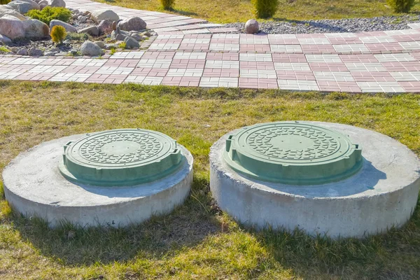 Güneşli bir bahar gününde yerdeki kanalizasyon temizleme sistemi.