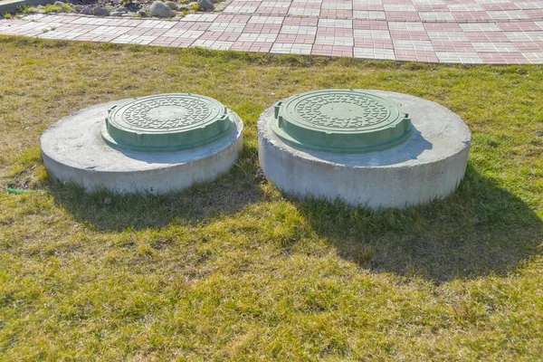 Güneşli bir bahar gününde yerdeki kanalizasyon temizleme sistemi.
