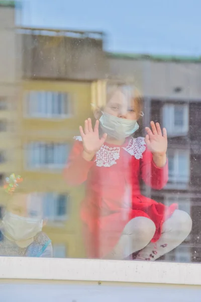 Ребенок Сидит Окна Медицинской Маске Смотрит Окно — стоковое фото