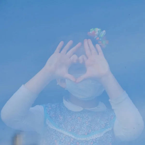 Niño Sienta Ventana Con Una Máscara Médica Mira Por Ventana — Foto de Stock