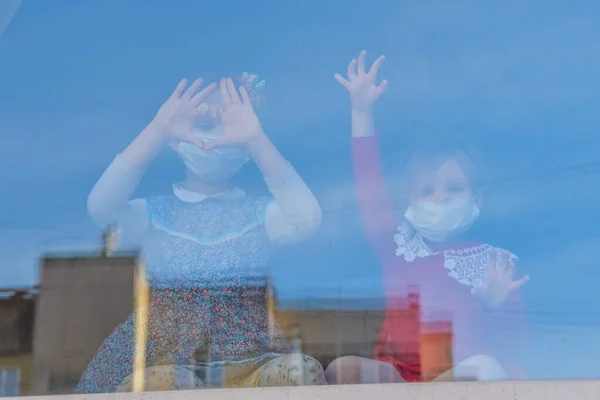 Child Sits Window Medical Mask Looks Out Window — Stock Photo, Image