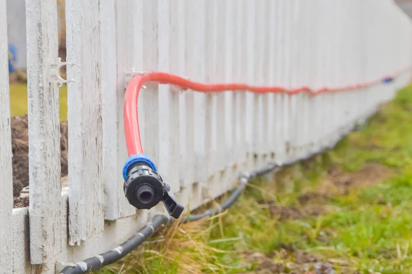 Tubo Irrigazione Attaccato Alla Recinzione Sul Terreno Del Giardino — Foto Stock