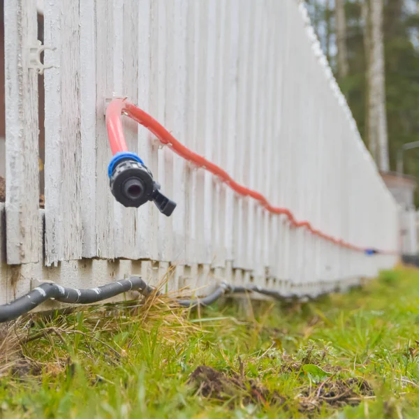 Bevattningsslangen Fäst Vid Staketet Tomten — Stockfoto