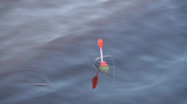 Bir balıkçı teknesi dalgaların üstünde sallanıyor.