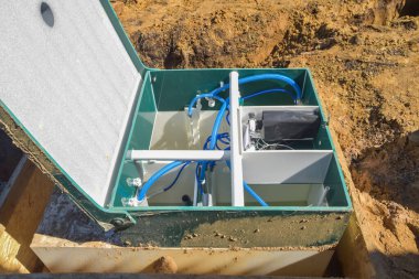 Özel bir evin inşaatında bir foseptik tankı kurulması.