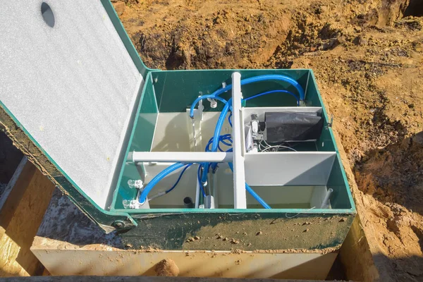 Özel bir evin inşaatında bir foseptik tankı kurulması.