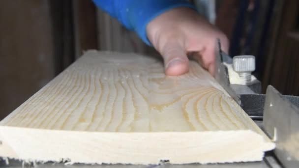 用锯子锯断一块木板大小的圆盘 — 图库视频影像