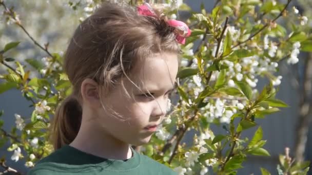 A girl child looks through binoculars close up — Stock Video