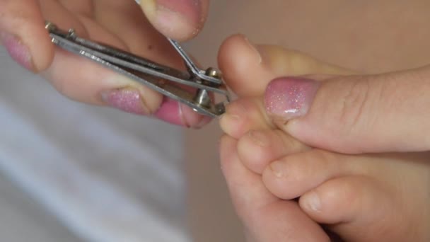 Een moeder snijdt baby nagels close-up — Stockvideo