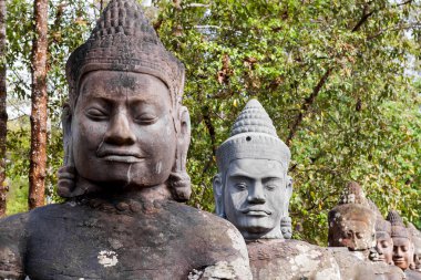 Şehir dışında Angkor Thom South Gate yakınındaki Taş heykeller. Angkor Wat. Siem Reap, Kamboçya. UNESCO Dünya Miras Listesi.
