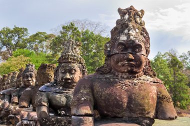 Şehir dışında Angkor Thom South Gate yakınındaki Taş heykeller. Angkor Wat. Siem Reap, Kamboçya. UNESCO Dünya Miras Listesi.