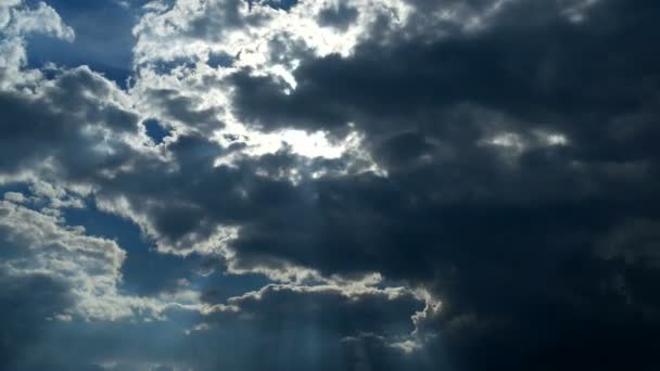 Clip de lapso de tiempo de nubes esponjosas sobre el cielo azul. Escena dramática con rayos de luz de Dios. Hermoso paisaje nublado . — Vídeos de Stock