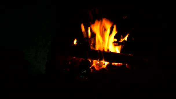 Feuer brennt in einem rustikalen Holzofen. Flamme heizt das Bauernhaus — Stockvideo
