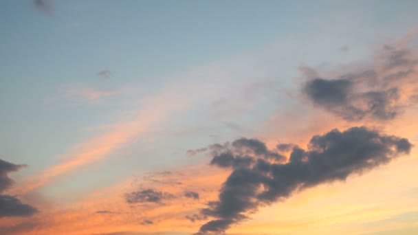 Idő telik klip a bolyhos felhők felett napnyugtakor ég. Gyönyörű cloudscape. — Stock videók