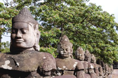 Şehir dışında Angkor Thom South Gate yakınındaki Taş heykeller. Angkor Wat. Siem Reap, Kamboçya. UNESCO Dünya Miras Listesi.