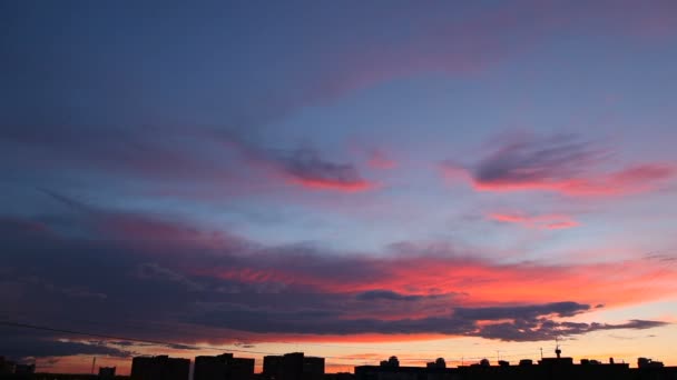 时间推移剪辑的蓬松上空的夕阳的天空的云。晚上城市景观、 建筑的轮廓。美丽 cloudscape. — 图库视频影像