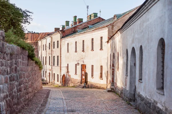 Edifícios dentro do castelo de Vyborg. Vyborg, Rússia . — Fotografia de Stock