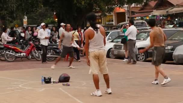 Siem Reap, Kamboçya - 8 Mart 2013. Genç adam oyun topu ile bazı stil Freestyle Footbag sokakta, akrobatik numaralar dizisi gerçekleştirme. — Stok video