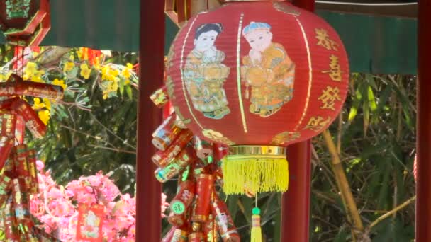 Czerwony Chiński Nowy Rok dekoracji - papierowe latarnie z obrazami. Symbole szczęścia i ochrony. Kambodża. — Wideo stockowe