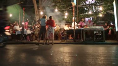 Siem Reap, Kamboçya - 8 Mart 2013. Siem Reap içinde gece sokak hayatı. Karayolu trafik ve yürüyen insanlar.