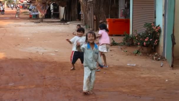 H 8, 2013. Crianças brincam nas ruas de Siem Reap e acenando com as mãos acolhendo os turistas . — Vídeo de Stock