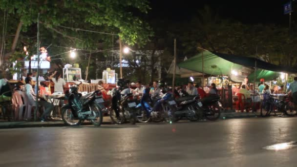 SIEM REAP, CAMBODIA - 8 marzo 2013. Vita notturna di strada a Siem Reap. Traffico stradale e persone a piedi . — Video Stock