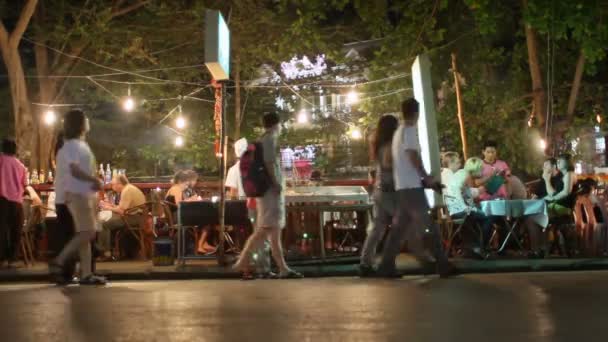 Siem Reap, Kamboçya - 8 Mart 2013. Siem Reap içinde gece sokak hayatı. Karayolu trafik ve yürüyen insanlar. — Stok video