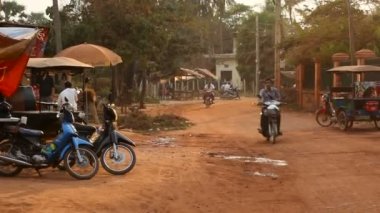 Siem Reap, Kamboçya - 8 Mart 2013. Siem Reap sokak hayatta. Karayolu trafik ve yürüyen insanlar.