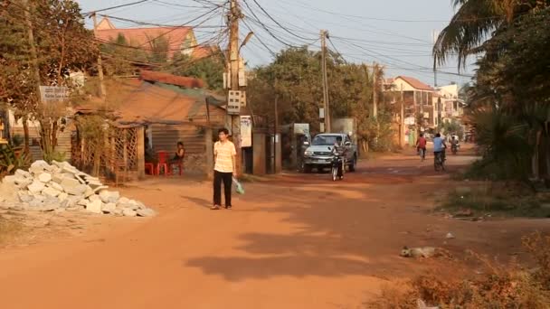 Siem Reap, Kambodża - Marzec 8, 2013. Życie ulicy w Siem Reap. Ruchu drogowego i osób pieszych. — Wideo stockowe