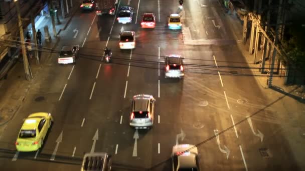 Bangkok, Thailand - luchtfoto op weg. Wegverkeer in nacht van hoog boven. Auto's en kleurrijke taxi. — Stockvideo