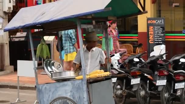 SIEM REAP, CAMBODIA - L'homme au chariot mobile vend du maïs bouilli. Rue asiatique fast food . — Video