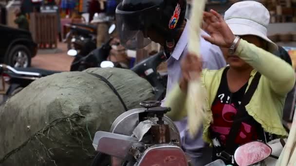 Siem Reap, Kambodża - kobieta sprawia, że sok z trzciny cukrowej. Azjatycka tradycyjna Sokowirówka ulicy. — Wideo stockowe