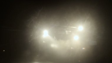 Isıtılmış ile uçak teknik tedavisinde. Kış gecesi uçağın uçuş için hazırlık.