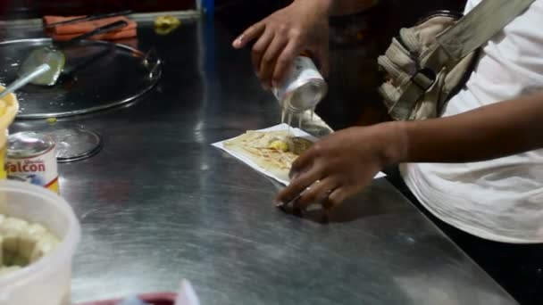 BANGKOK, TAILANDIA - El hombre cocina panqueques con plátanos y leche dulce, postre tradicional en Asia. Pequeño café callejero . — Vídeos de Stock