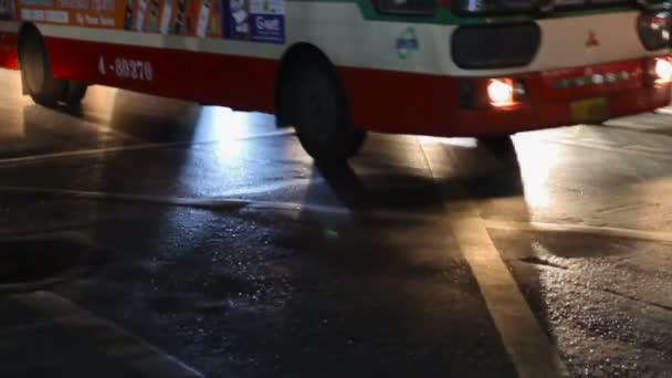 방콕, 태국-방콕에서 평소 거리 생활. 밤에도 교통입니다. 자동차와 버스. — 비디오