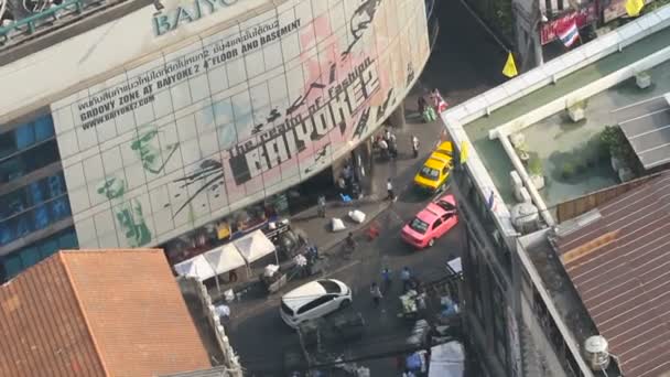 BANGKOK, THAÏLANDE - Paysage urbain aérien. La vie de rue d'en haut. Personnes et transports circulant dans la rue . — Video